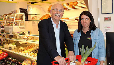 Im Crainfelder Dorfladen erledigte Udo Bullmann auch seinen Wochenendkauf an der Ladenkasse von Sandra Dietz.