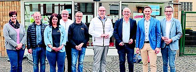 Vor dem Dorfladen Crainfeld (von links): Nicole Jäger, Frederik Frimmel, Sandra Dietz, Ulrich Höhn, Tobias Vogel-Staub, Werner Müller, Dr. Udo Bullmann, Maximilian Ziegler und Patrick Krug.